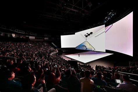 Carriers Flip Out Over Foldables During Samsung Unpacked