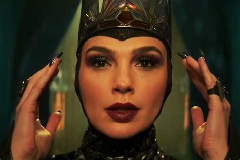 Gal Gadot First Look As Evil Queen As Teaser Of Snow White Live Action Revealed Otakukart News