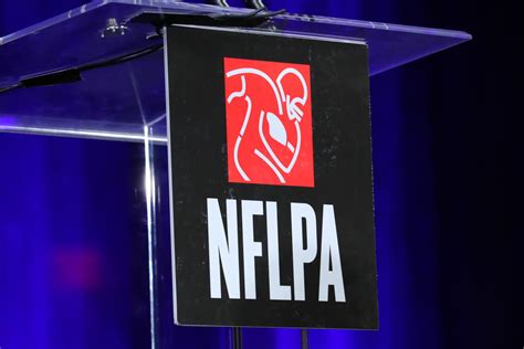 Nflpa Moves Up Trading Card Deal With Fanatics In Another Blow To Panini Yahoo Sports