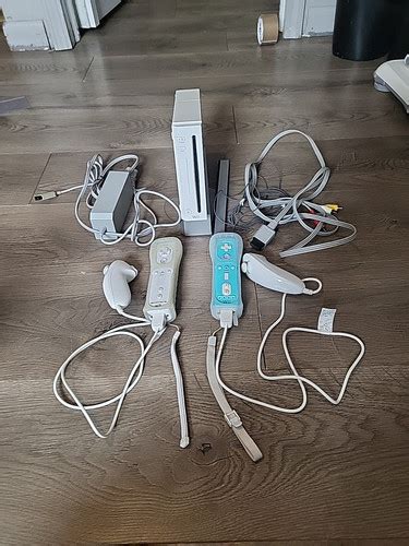 Nintendo Wii Console W 2 Controllers Rlv 001 Gaming Console A