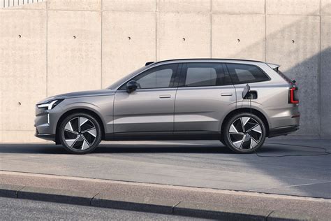 Discover the Volvo EX90 release date and its surprising pilot mode feature